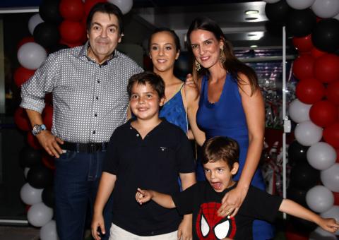 Famosos vão ao aniversário do filho do Faustão 